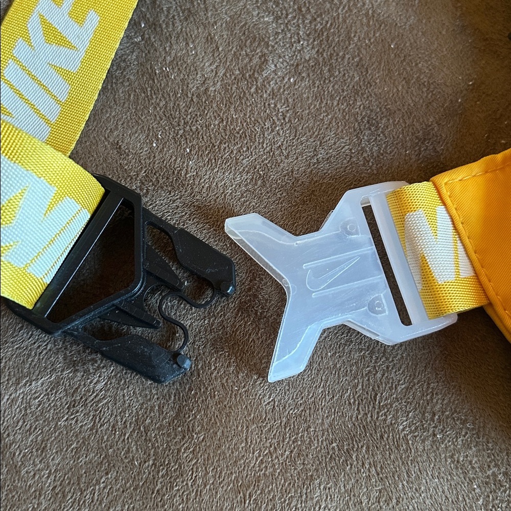 Nike Sportswear Essentials Crossbody Bag, Yellow - Picture 3 of 14